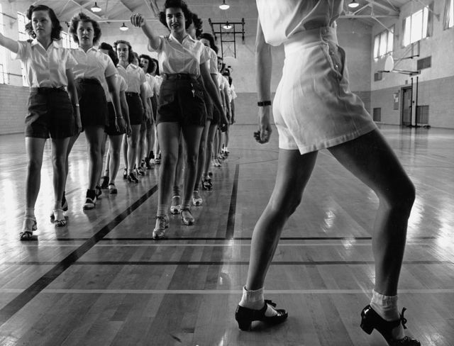 Clase de claqué en el gimnasio de la universidad de Iowa en 1942