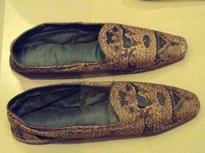 Men's_informal_slippers,_England,_c._1845-1855,_printed_leather_with_silk_tabby_lining_-_Patricia_Harris_Gallery_of_Textiles_&_Costume,_Royal_Ontario_Museum_-_DSC0